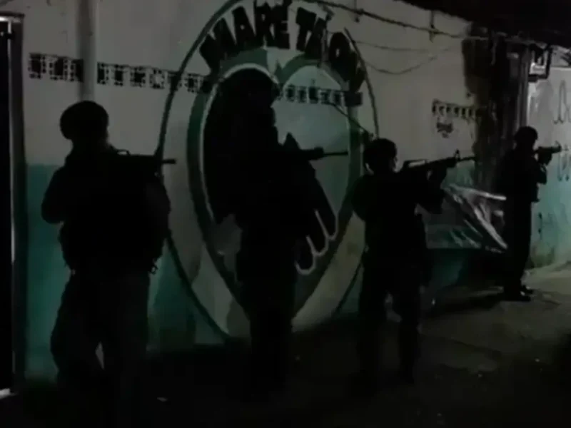 Policiais durante operação no Complexo da Maré, no Rio de Janeiro