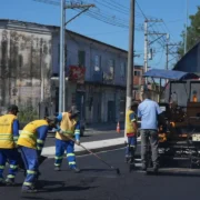 Obras de pavimentação do MUVI na Estrada de Guaxindiba, em São Gonçalo