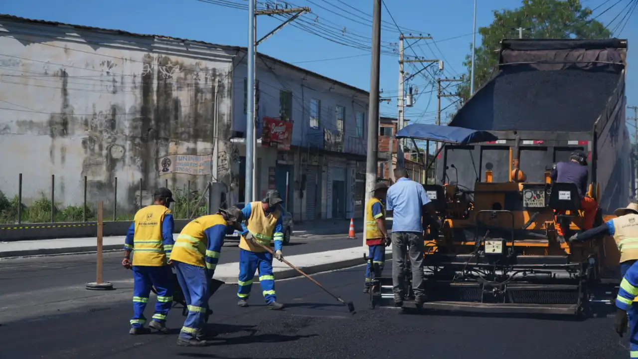 Obras de pavimentação do MUVI na Estrada de Guaxindiba, em São Gonçalo