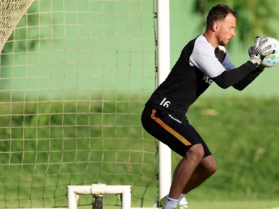 Goleiro Neto durante sua passagem pelo futebol profissional antes do retorno à Juventus