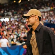 Neymar acompanha partida da NFL no Maracanã durante passagem pelo Rio de Janeiro