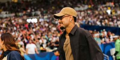 Neymar acompanha partida da NFL no Maracanã durante passagem pelo Rio de Janeiro