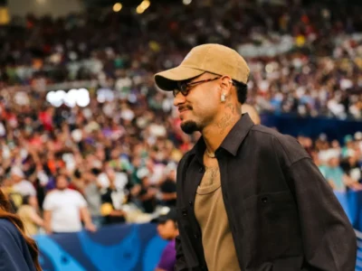 Neymar acompanha partida da NFL no Maracanã durante passagem pelo Rio de Janeiro