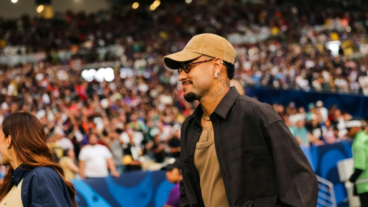 Neymar acompanha partida da NFL no Maracanã durante passagem pelo Rio de Janeiro