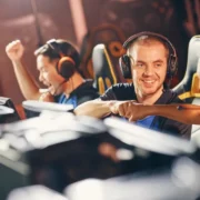 Jogadores com headsets disputam partida de videogame em ambiente de competição