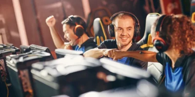 Jogadores com headsets disputam partida de videogame em ambiente de competição