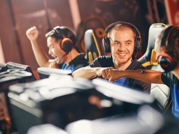 Jogadores com headsets disputam partida de videogame em ambiente de competição