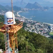 Estrutura de monitoramento da Defesa Civil de Niterói com vista da cidade ao fundo
