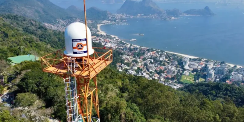 Estrutura de monitoramento da Defesa Civil de Niterói com vista da cidade ao fundo
