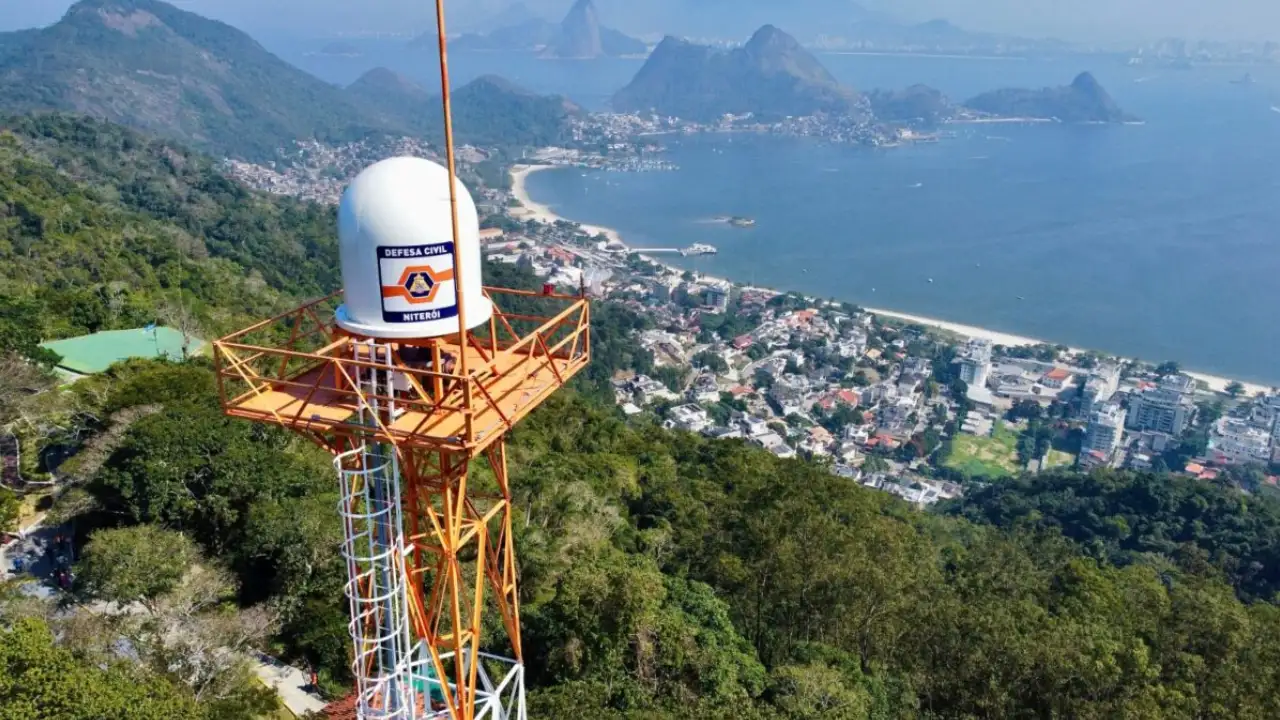 Estrutura de monitoramento da Defesa Civil de Niterói com vista da cidade ao fundo Estrutura de monitoramento da Defesa Civil de Niterói com vista da cidade ao fundo