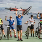 Ciclistas com bicicletas durante atividade esportiva em Niterói