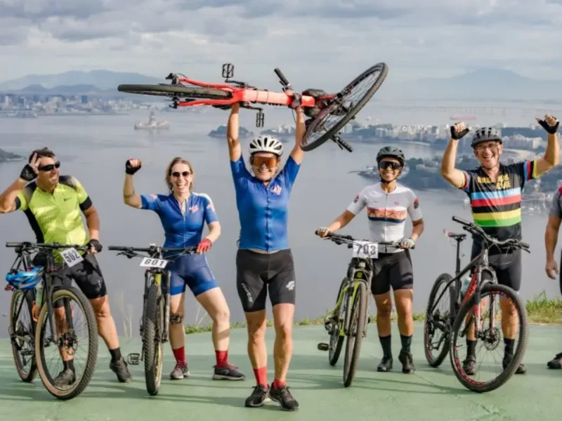 Ciclistas com bicicletas durante atividade esportiva em Niterói