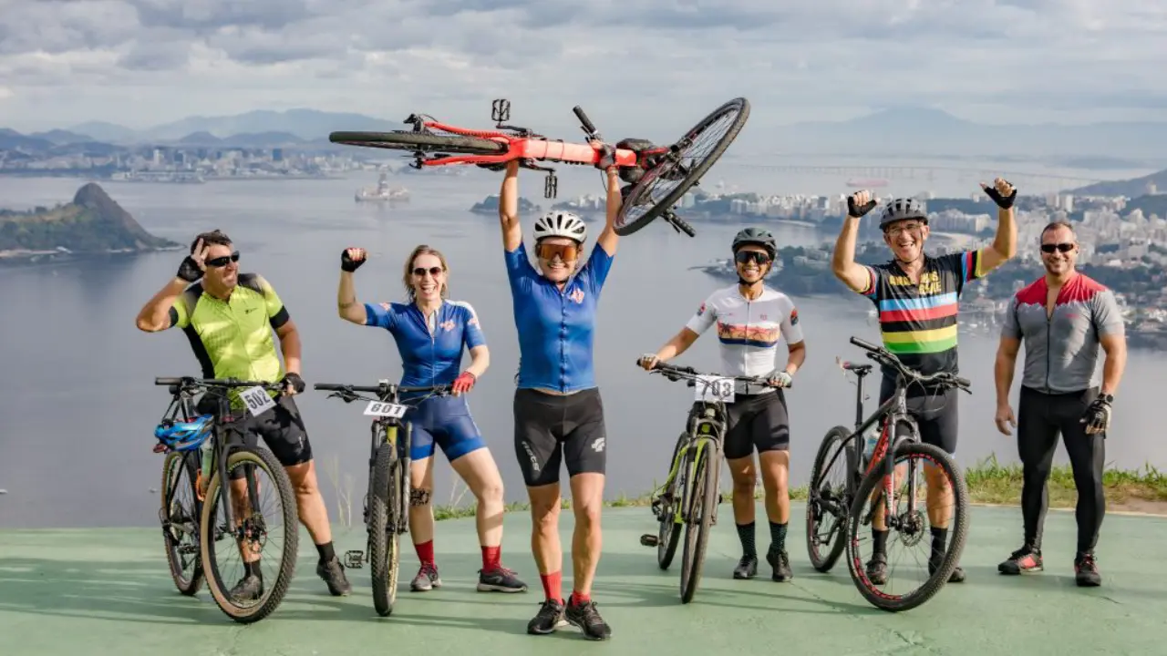 Ciclistas com bicicletas durante atividade esportiva em Niterói