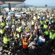Grupo de ciclistas reunido durante passeio de bicicleta em Niterói