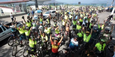 Grupo de ciclistas reunido durante passeio de bicicleta em Niterói