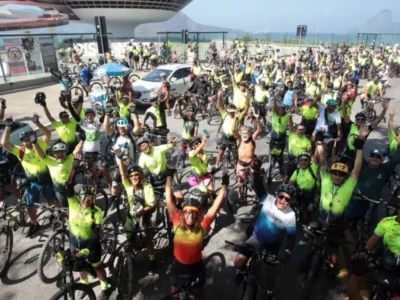 Grupo de ciclistas reunido durante passeio de bicicleta em Niterói