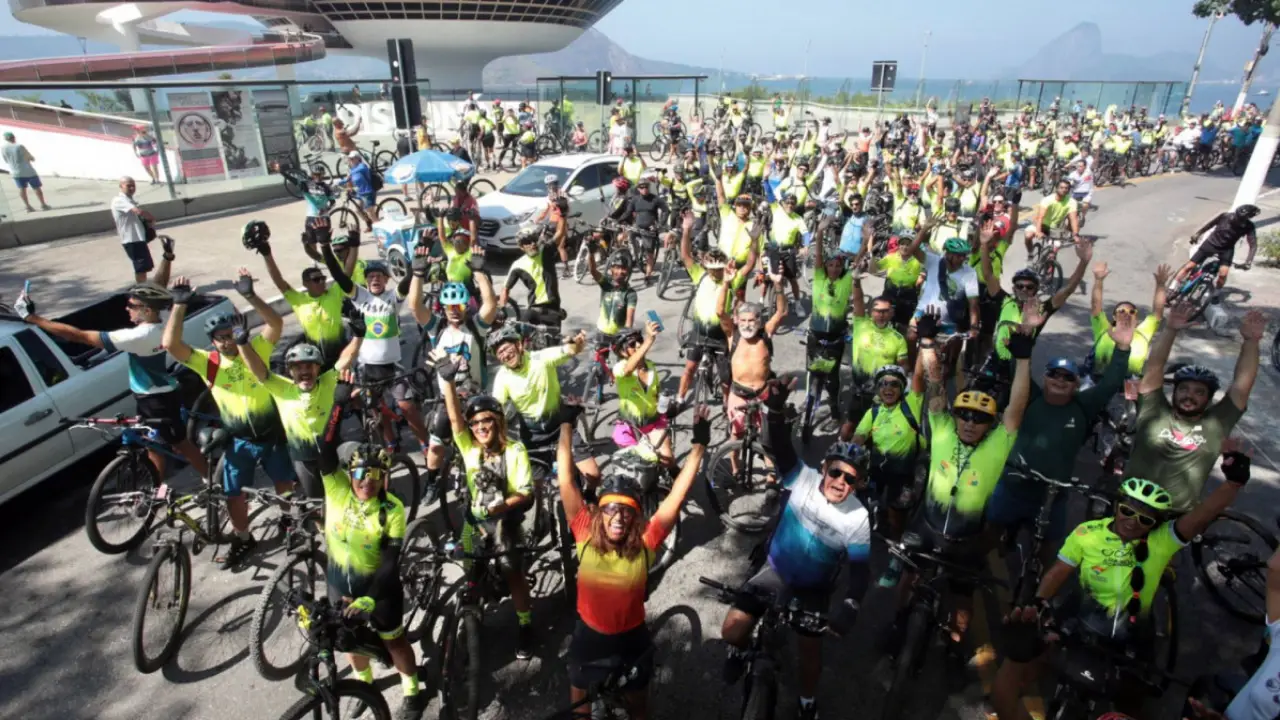 Grupo de ciclistas reunido durante passeio de bicicleta em Niterói
