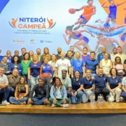 Participantes de atividade esportiva em Niterói relacionada a projetos sociais e entidades locais