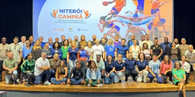 Participantes de atividade esportiva em Niterói relacionada a projetos sociais e entidades locais