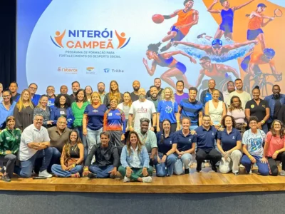 Participantes de atividade esportiva em Niterói relacionada a projetos sociais e entidades locais