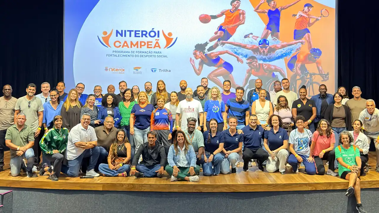 Participantes de atividade esportiva em Niterói relacionada a projetos sociais e entidades locais
