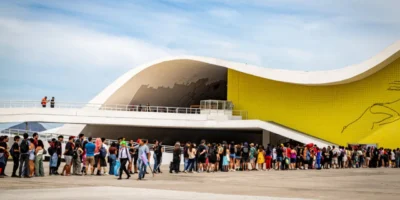 Público forma fila na Niterói Expo Geek no Caminho Niemeyer
