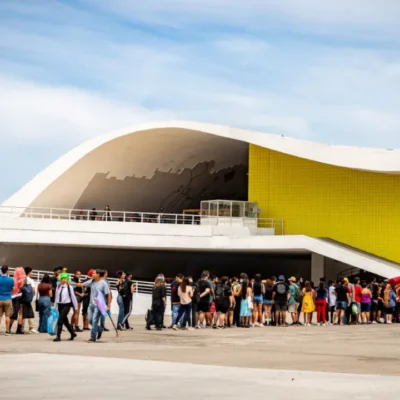 Público forma fila na Niterói Expo Geek no Caminho Niemeyer