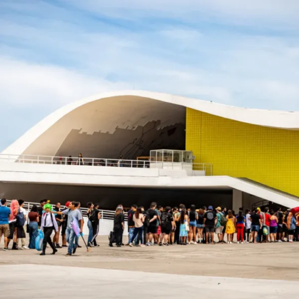 Público forma fila na Niterói Expo Geek no Caminho Niemeyer