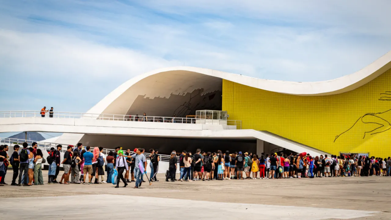 Público forma fila na Niterói Expo Geek no Caminho Niemeyer