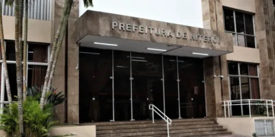 Fachada da Prefeitura de Niterói, que decretou luto oficial pela morte do ex-vereador Paulo Eduardo Gomes
