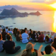 Vista panorâmica de Niterói com a Baía de Guanabara