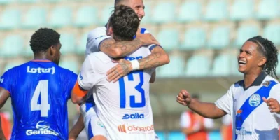 Jogadores do Niteroiense comemoram vitória e liderança da Série B1 do Campeonato Carioca