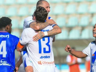 Jogadores do Niteroiense comemoram vitória e liderança da Série B1 do Campeonato Carioca