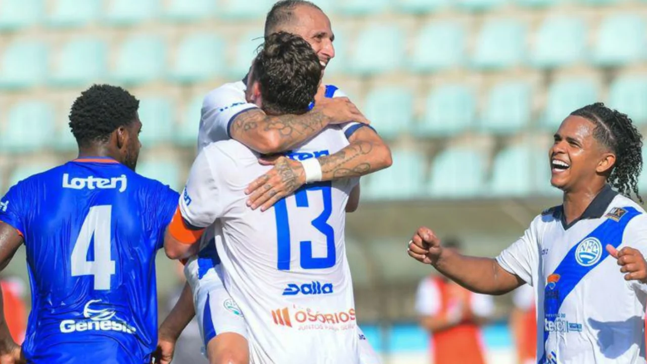 Jogadores do Niteroiense comemoram vitória e liderança da Série B1 do Campeonato Carioca