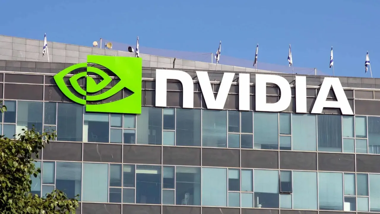 Fachada de prédio da Nvidia com logotipo da empresa.