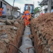 Equipes executam obras de drenagem e pavimentação nas ruas do BNH da Reta, em Itaboraí