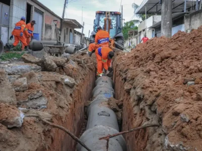 Equipes executam obras de drenagem e pavimentação nas ruas do BNH da Reta, em Itaboraí