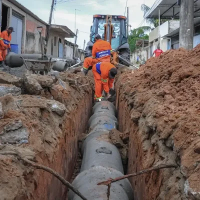 Equipes executam obras de drenagem e pavimentação nas ruas do BNH da Reta, em Itaboraí