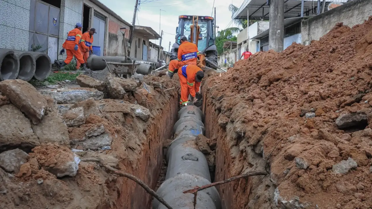Equipes executam obras de drenagem e pavimentação nas ruas do BNH da Reta, em Itaboraí