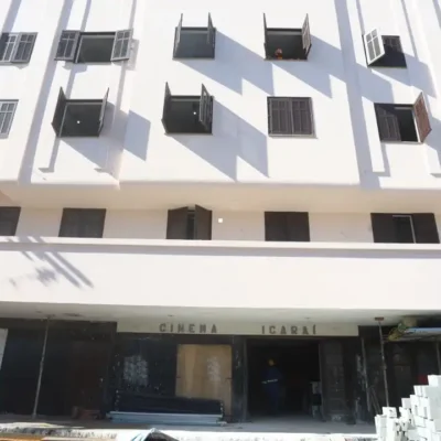Fachada do antigo Cinema Icaraí durante as obras de restauração em Niterói