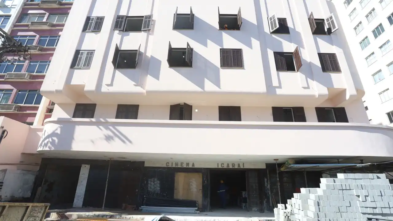Fachada do antigo Cinema Icaraí durante as obras de restauração em Niterói