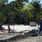 Trabalhadores atuam nos acabamentos da revitalização da orla da Praia das Pedrinhas, em São Gonçalo