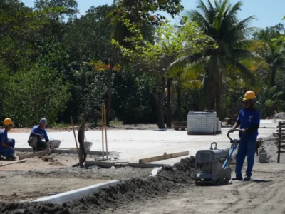 Trabalhadores atuam nos acabamentos da revitalização da orla da Praia das Pedrinhas, em São Gonçalo