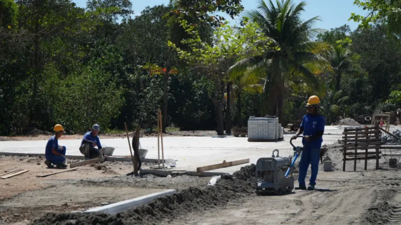 Trabalhadores atuam nos acabamentos da revitalização da orla da Praia das Pedrinhas, em São Gonçalo