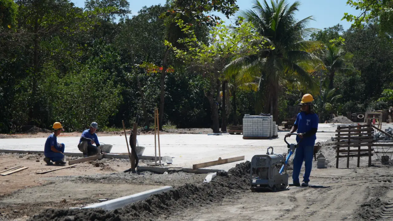 Trabalhadores atuam nos acabamentos da revitalização da orla da Praia das Pedrinhas, em São Gonçalo Trabalhadores atuam nos acabamentos da revitalização da orla da Praia das Pedrinhas, em São Gonçalo