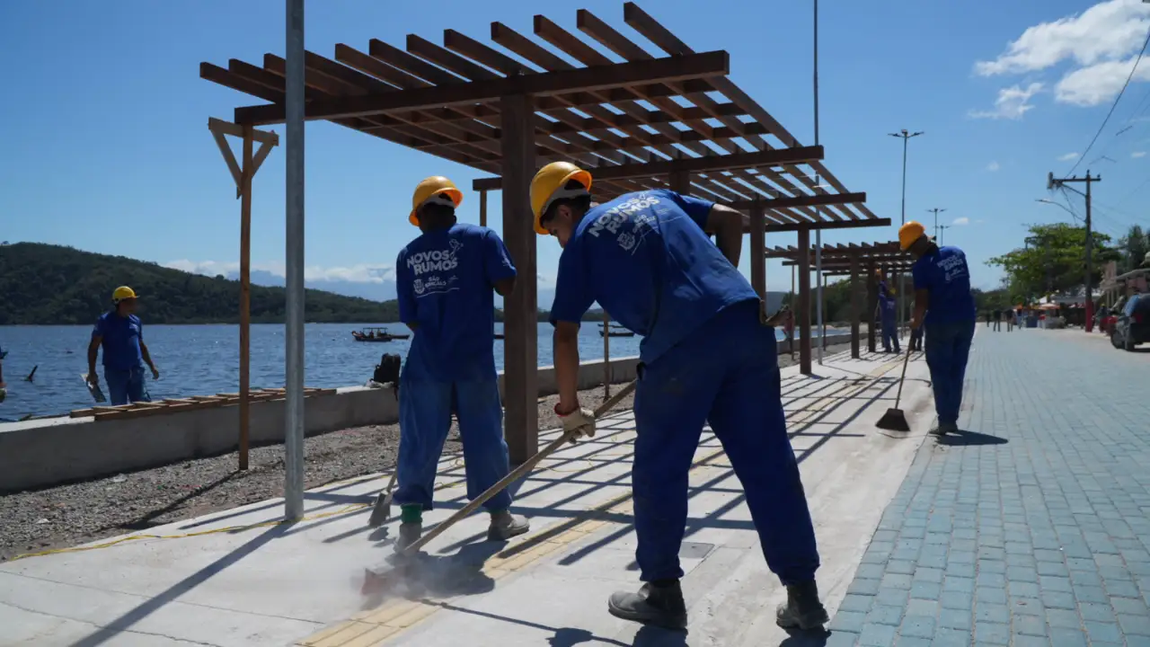 Equipes trabalham na execução de calçadas e acabamentos da orla da Praia das Pedrinhas, em São Gonçalo Equipes trabalham na execução de calçadas e acabamentos da orla da Praia das Pedrinhas, em São Gonçalo