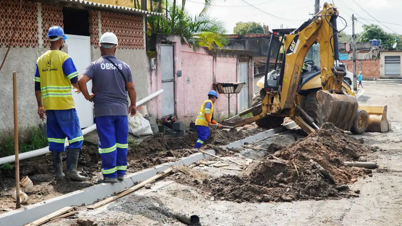 Obras de drenagem, calçadas e pavimentação em rua do bairro Santa Izabel, em São Gonçalo Obras de drenagem, calçadas e pavimentação em rua do bairro Santa Izabel, em São Gonçalo