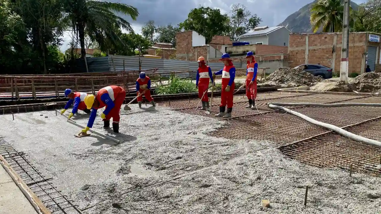 Obras de construção de uma das novas pontes no distrito de Inoã, em Maricá