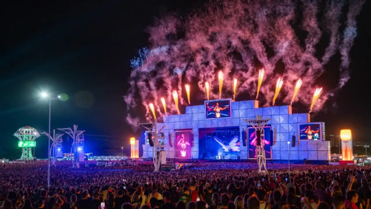 Público acompanha show no Palco Mundo durante o Rock in Rio, na Cidade do Rock, no Rio de Janeiro Público acompanha show no Palco Mundo durante o Rock in Rio, na Cidade do Rock, no Rio de Janeiro