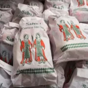 Saquinhos de doces de São Cosme e Damião preparados para distribuição